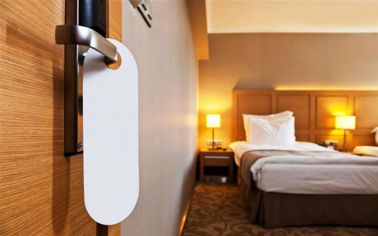 Шумоизоляция гостиничного номера с помощью звукоизоляционных дверей.